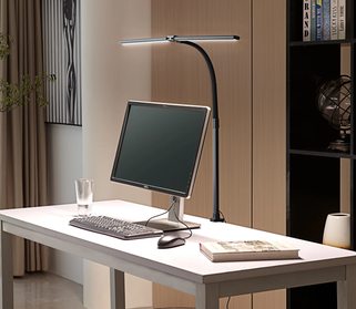 alt="Lampe de bureau ergonomique avec lumière réglable pour réduire la fatigue visuelle au travail"