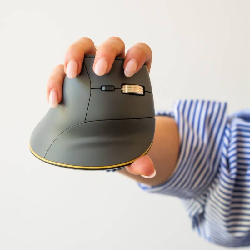 alt="Souris ergonomique verticale pour prévenir les douleurs au poignet et canal carpien"