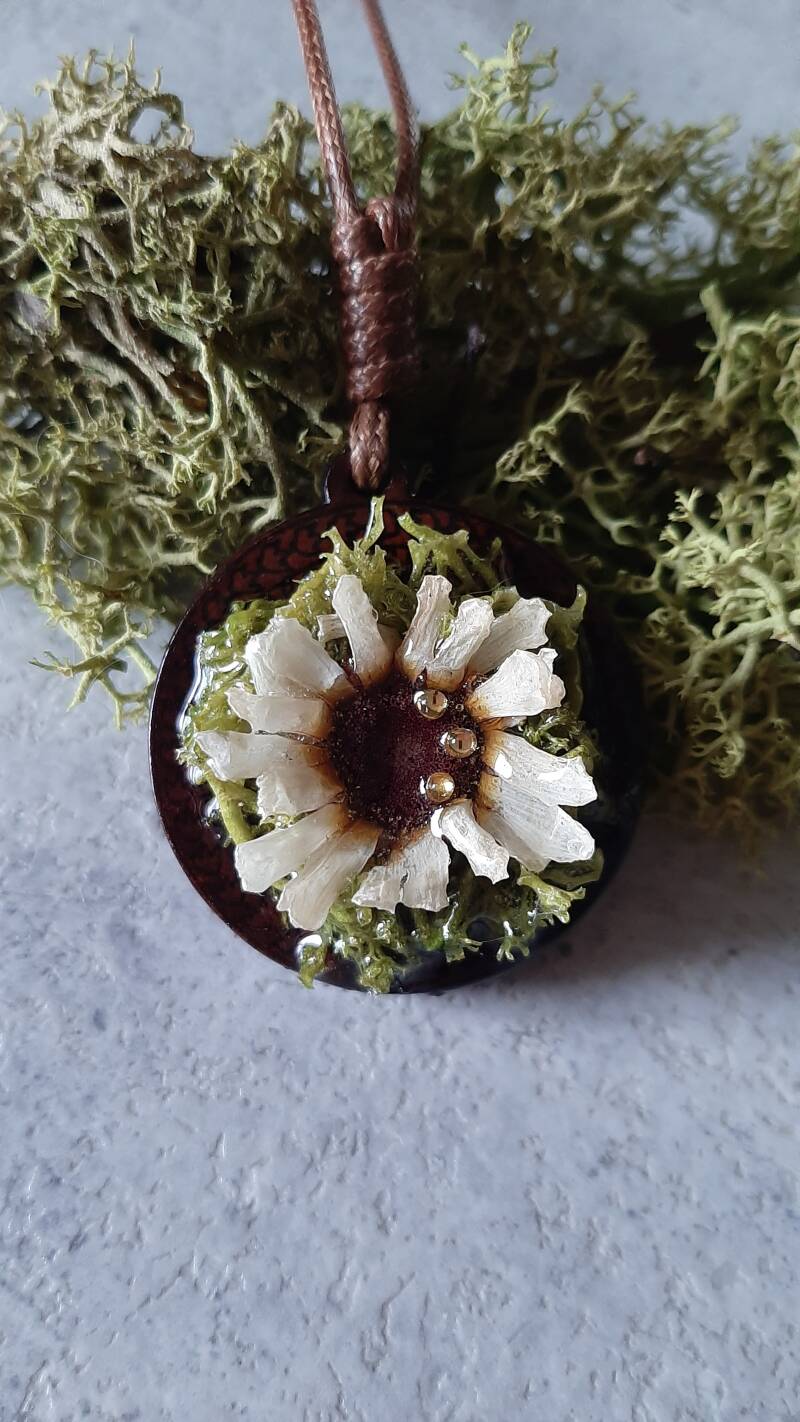 Bruine 3d ketting met bloem €22,50 