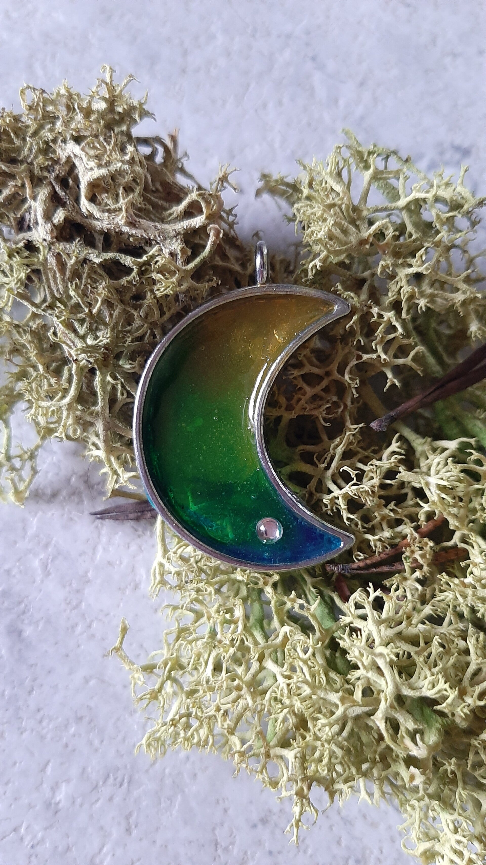 61) maan geel, groen, blauw met strassteentje €22,50