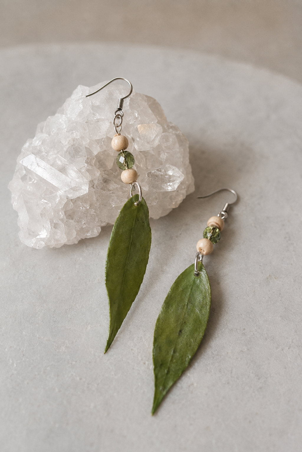 2) Oorbellen met echte blaadjes. 8cm lang  €25