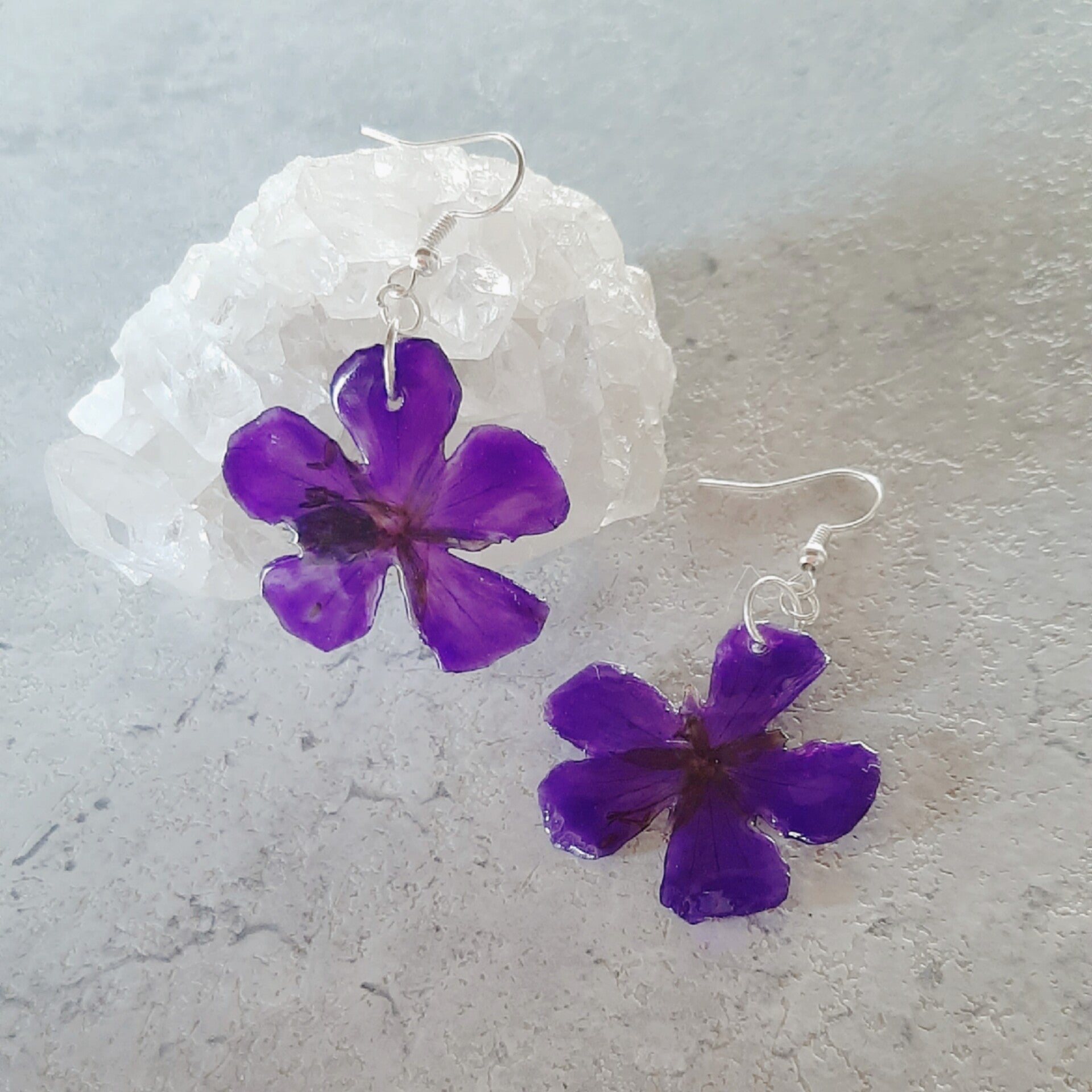 Nmr 3 paarse bloemen oorbellen €25,00