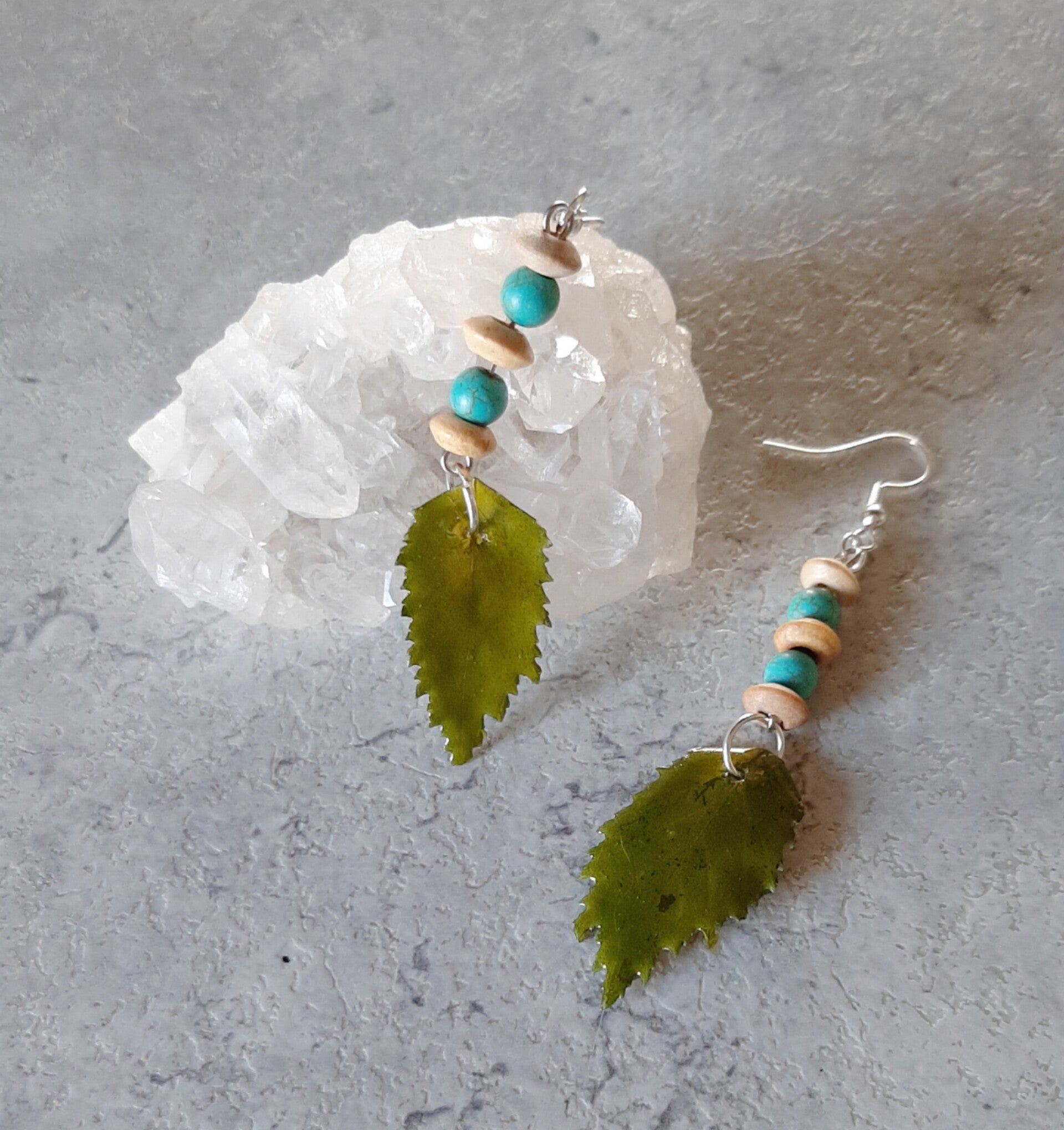 Oorbellen nmr 7 met echte blaadjes en turquoise kralen €25,00 