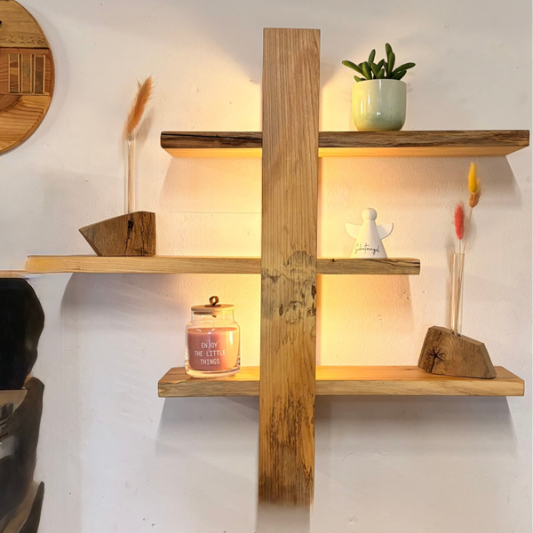 Wandregal aus Esche Altholz – handgefertigtes Massivholz Regal