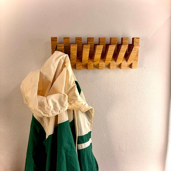 Wandgarderobe Esche – Klavierdesign aus Massivholz, handgefertigt