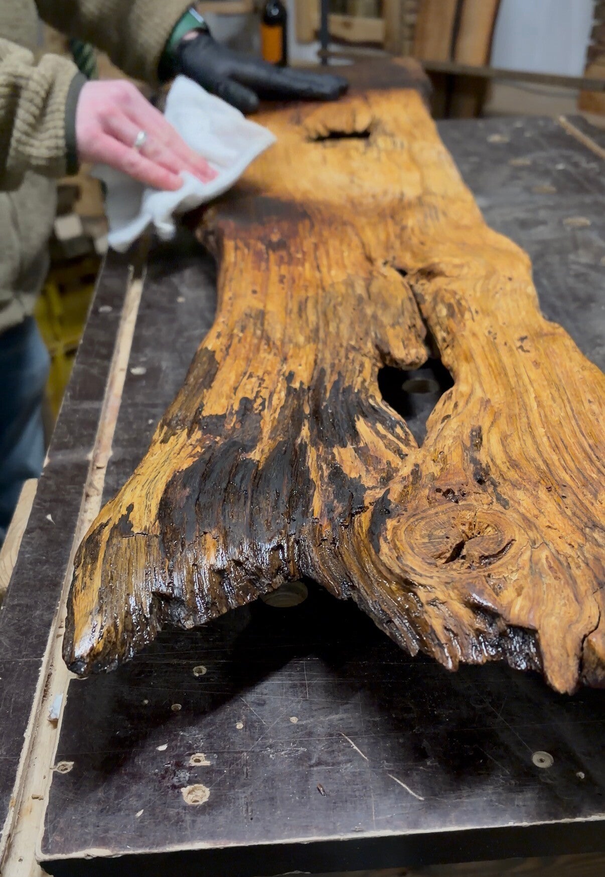 Bearbeitung von Altholz in der Werkstatt – handgefertigtes Unikat
