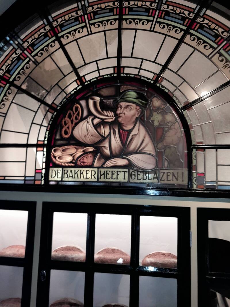 Foto van glas in lood in het Nederlands Bakkerijmuseum in Hattem.