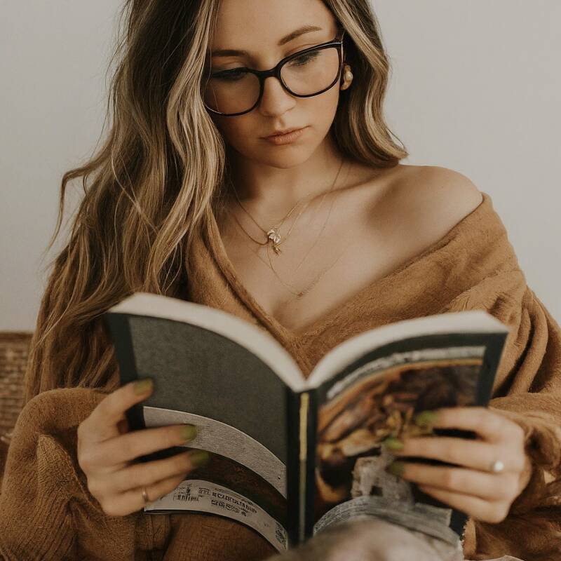 Vrouw die leest.