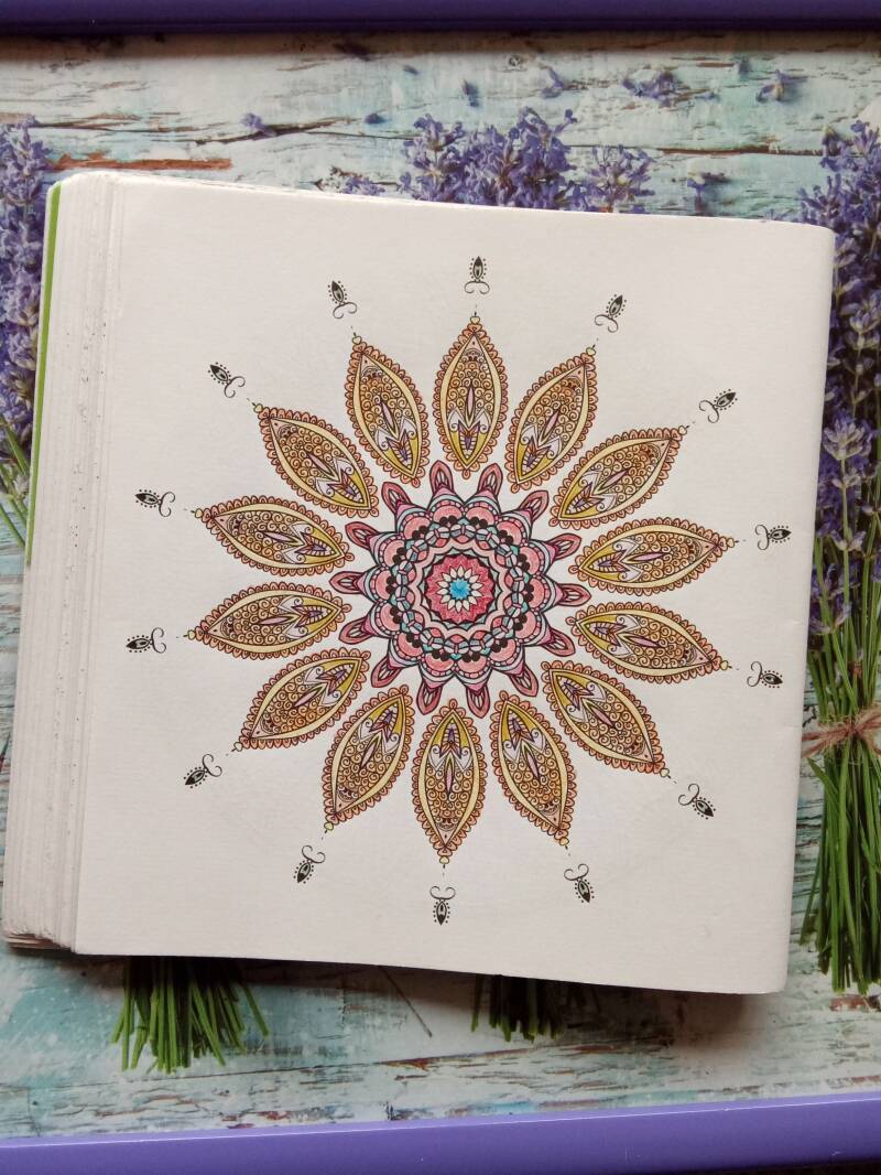 Kleurplaat bloem uit Mandala ritme in kleur van Denksport.