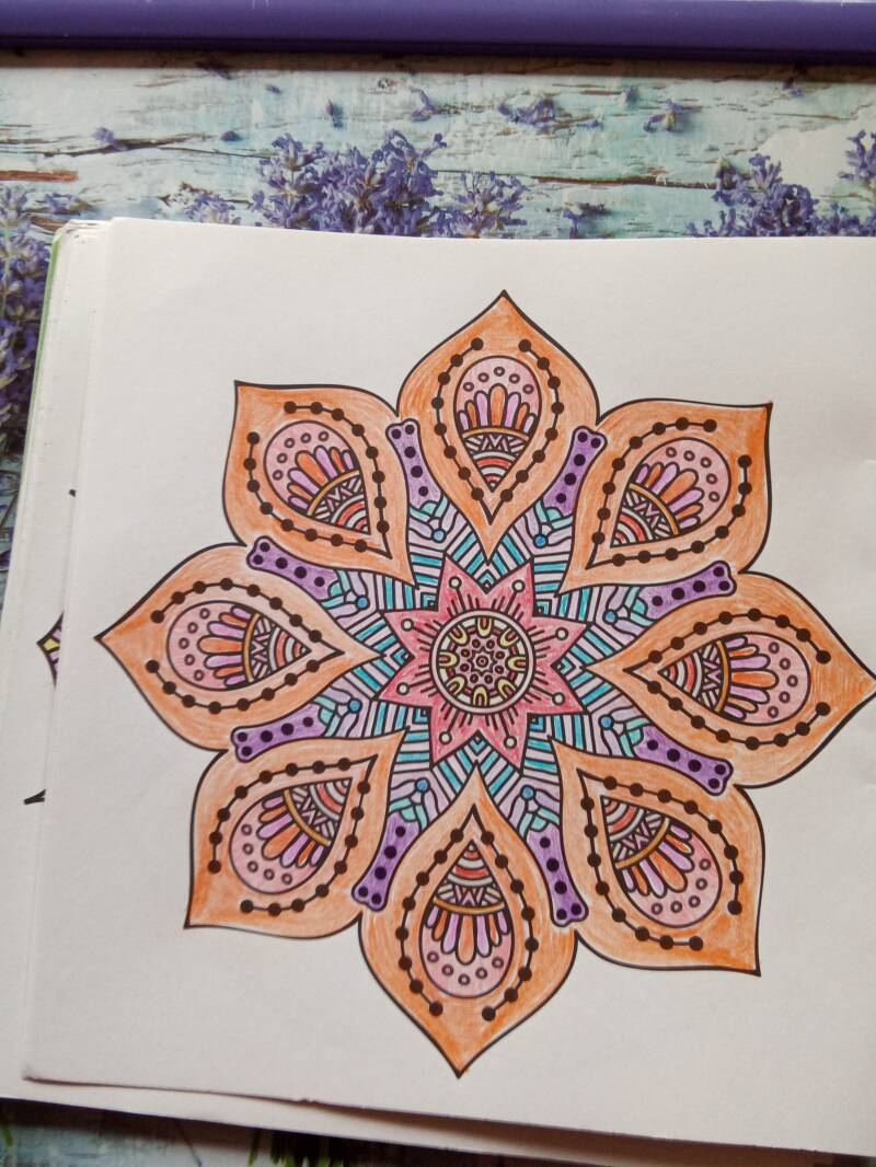 Kleurplaat bloem uit Mandala ritme in kleur van Denksport.