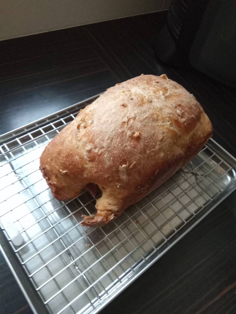 Mislukt brood uit de broodbakmachine.