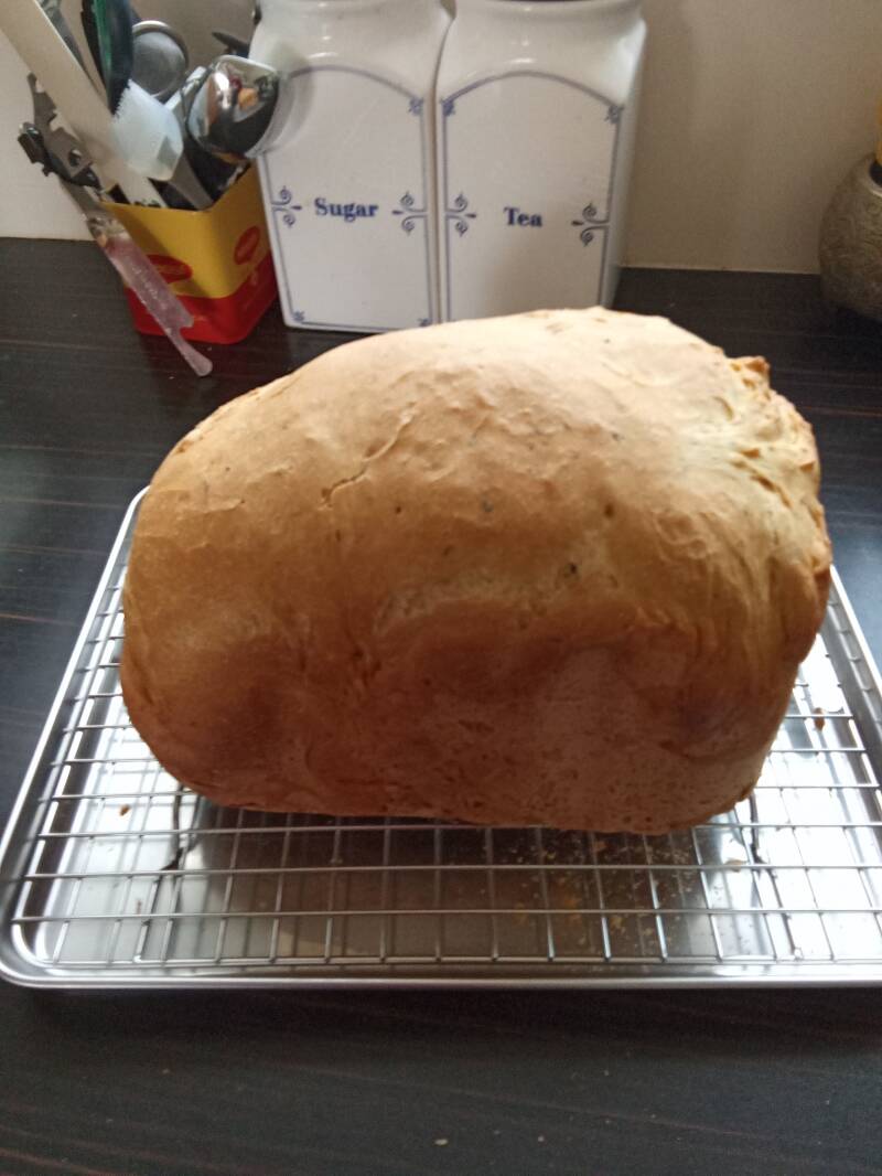 Witbrood met omeletkruiden, kurkuma en bieslook.
