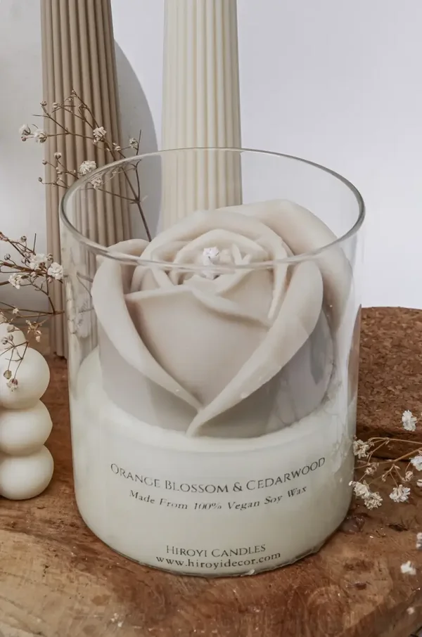 Beige geurkaars met rozenaroma