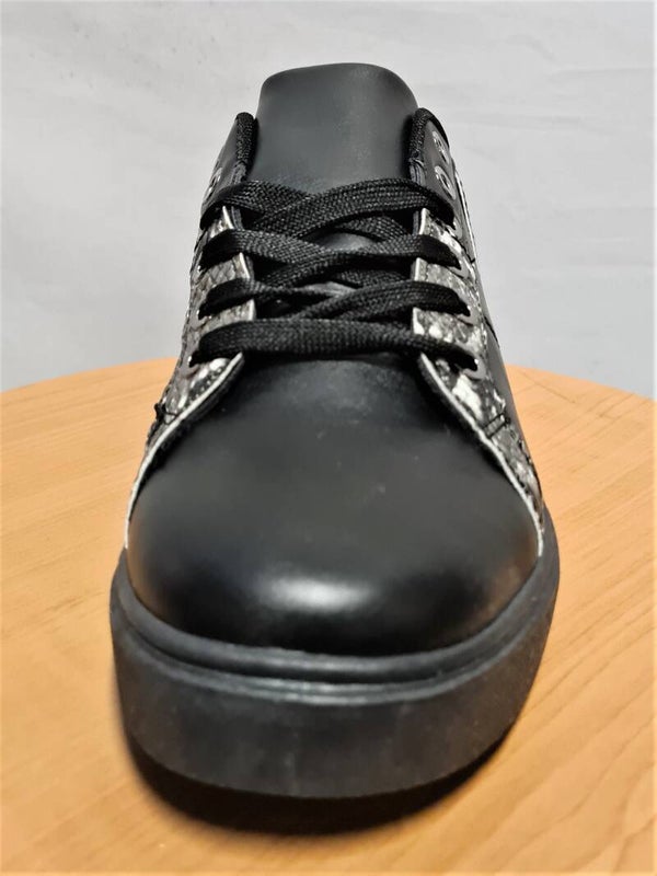 Zwarte sneaker met snakeprint