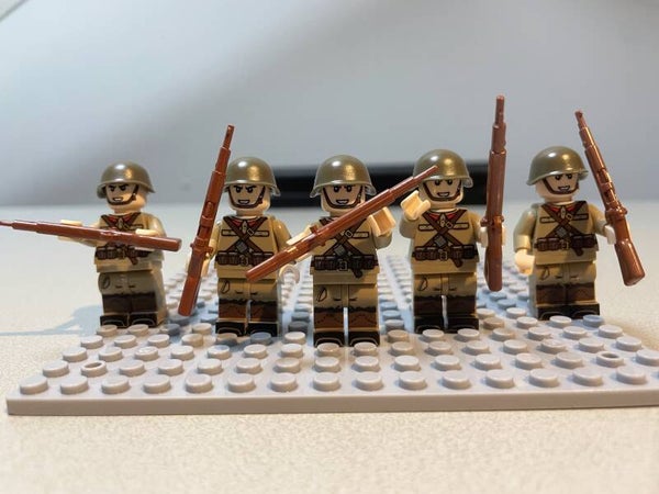 20 WO2 bricks Sovjet soldaatjes met wapens en plaat