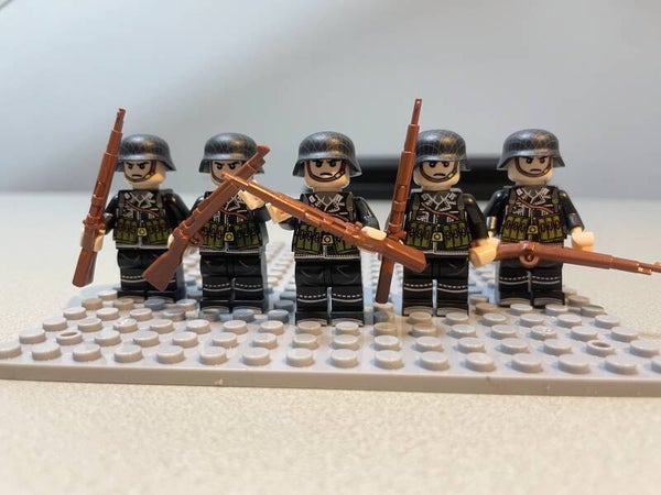 20 WO2 bricks Duitse soldaatjes met wapens en plaat