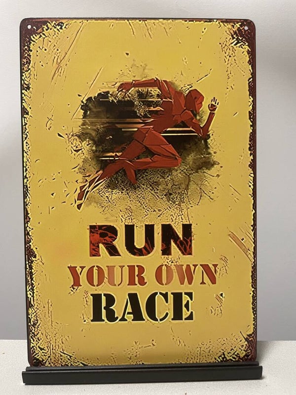 RUN YOUR OWN RACE , metalen tekstbord (Old Look)