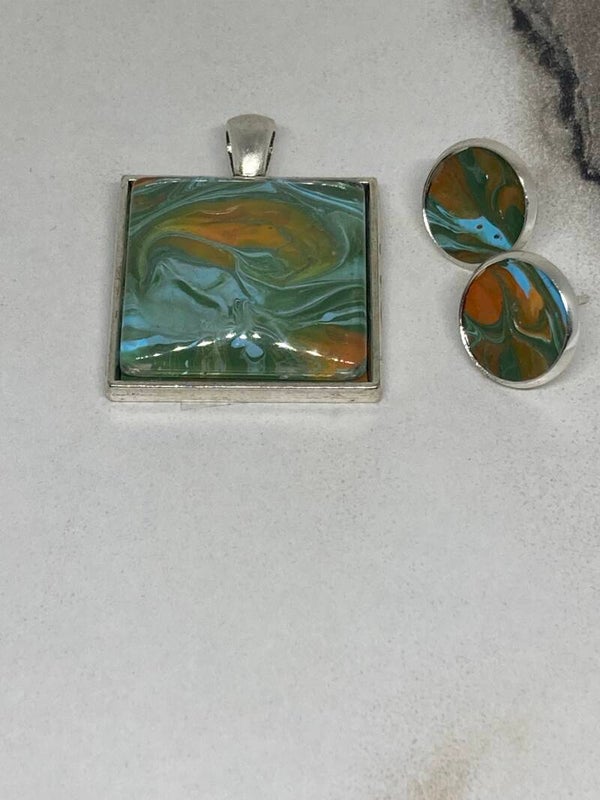 Hand made hangertje vierkant met oorbellen (77)