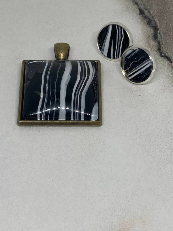 Hand made hangertje vierkant met oorbellen (78)