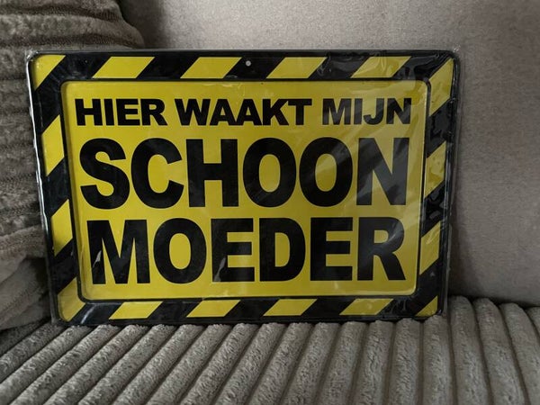 Hier waakt mijn schoonmoeder, metalen giftcard