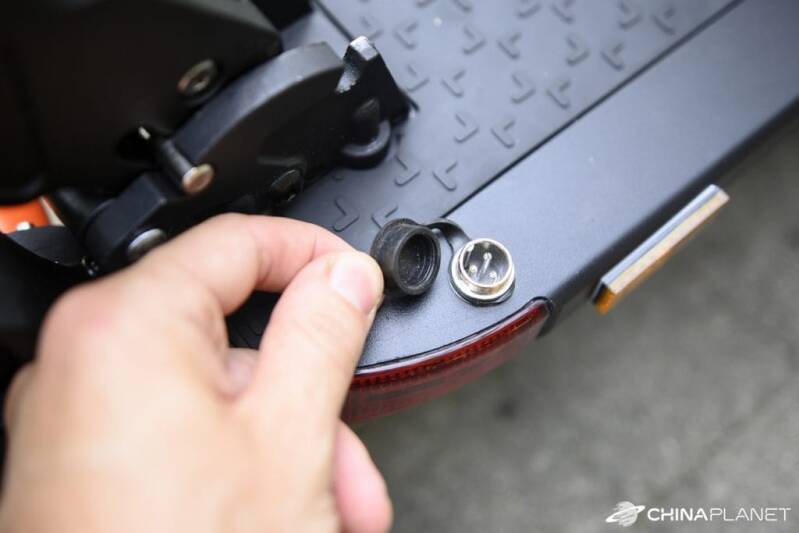 Joyor S10-S E-Scooter Ladeanschluss Akku