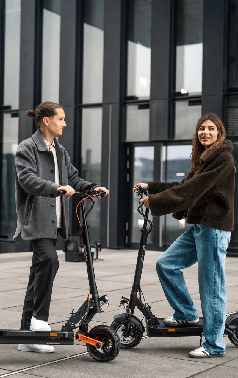 Joyor Y8-S E-Scooter in der Stadt unterwegs