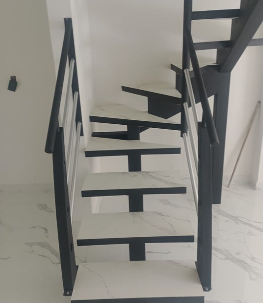 Escalera con acabado claro y huellas oscuras