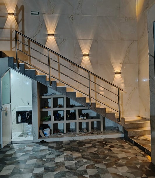 Escalera con recubrimiento e iluminación decorativa