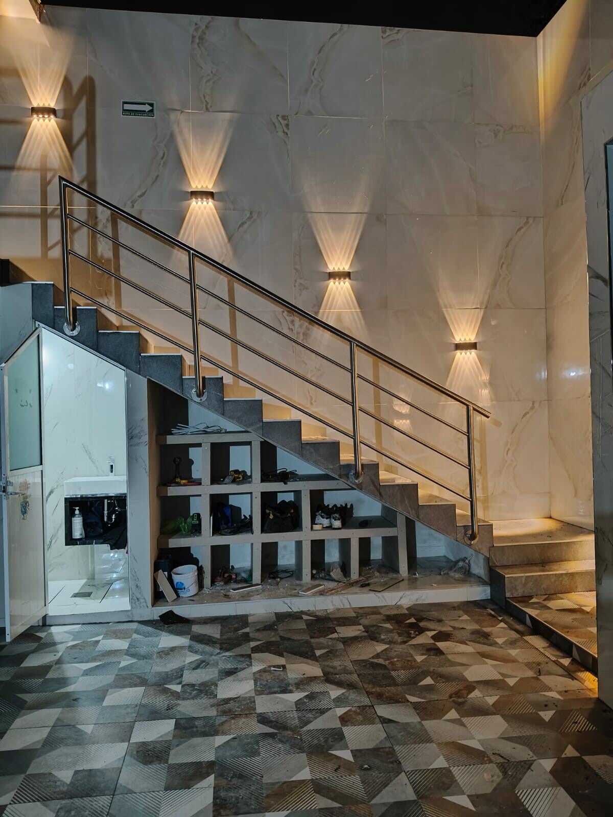 Escalera con recubrimientos, pisos e iluminación terminada por VEMIK