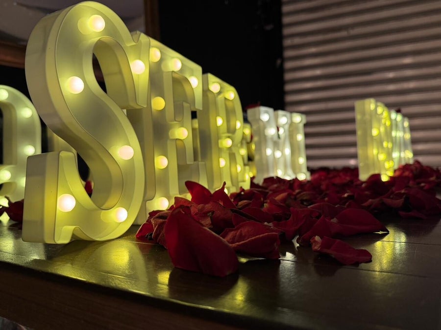 Ambientación con luces para pedida de noviazgo