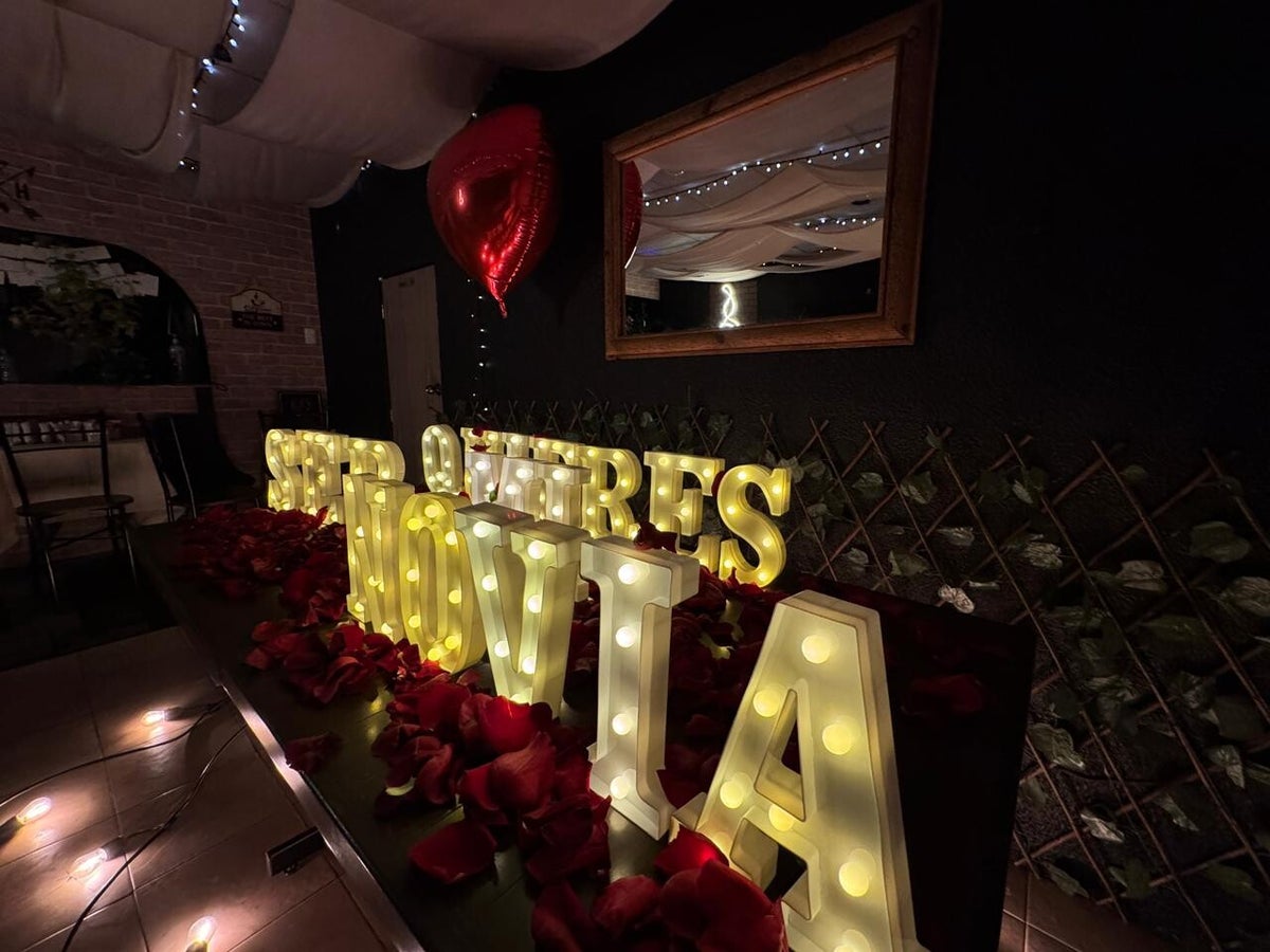 Letras iluminadas en montaje romántico