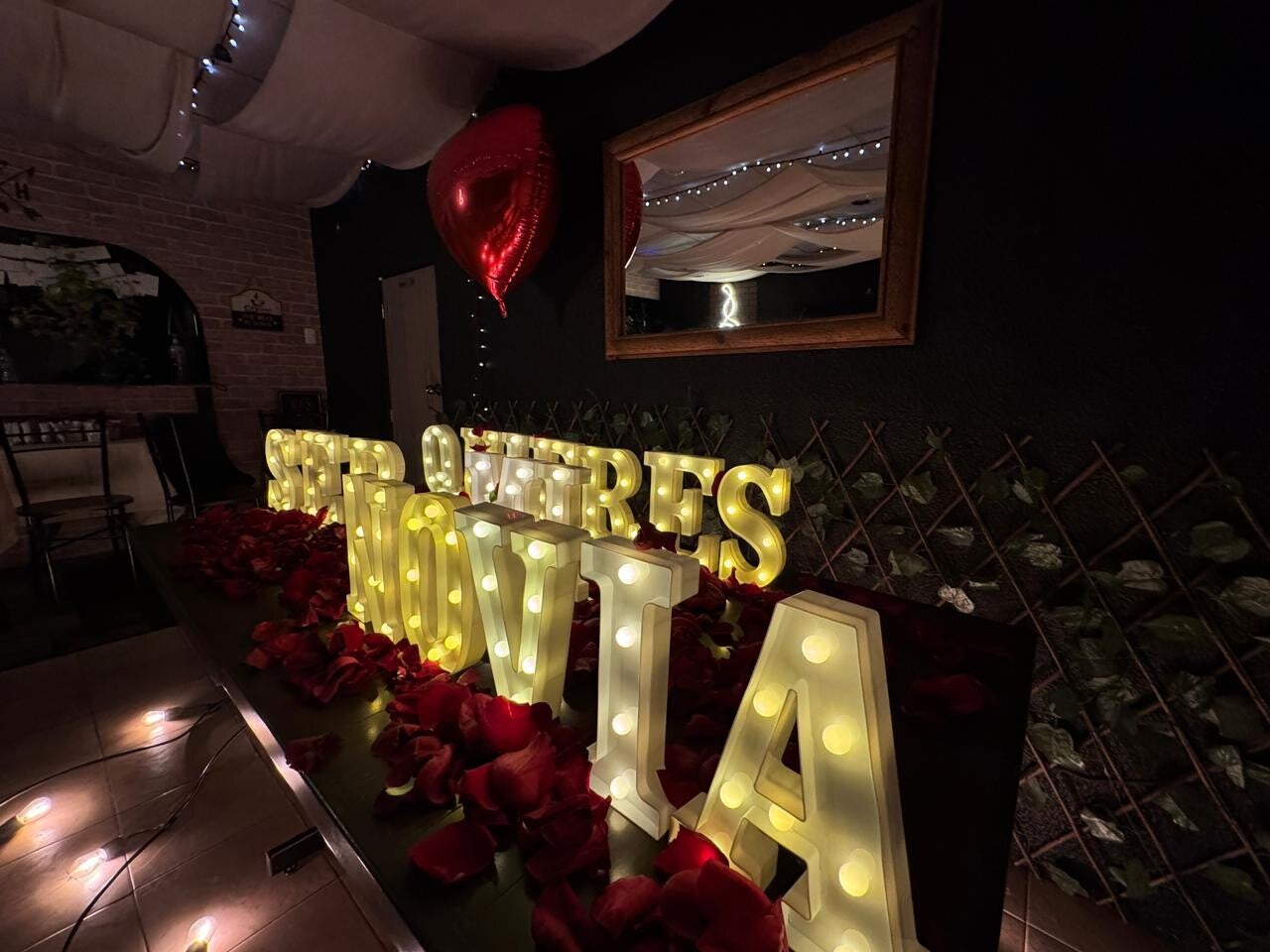 Montaje romántico con luces de El Pilar del Amor