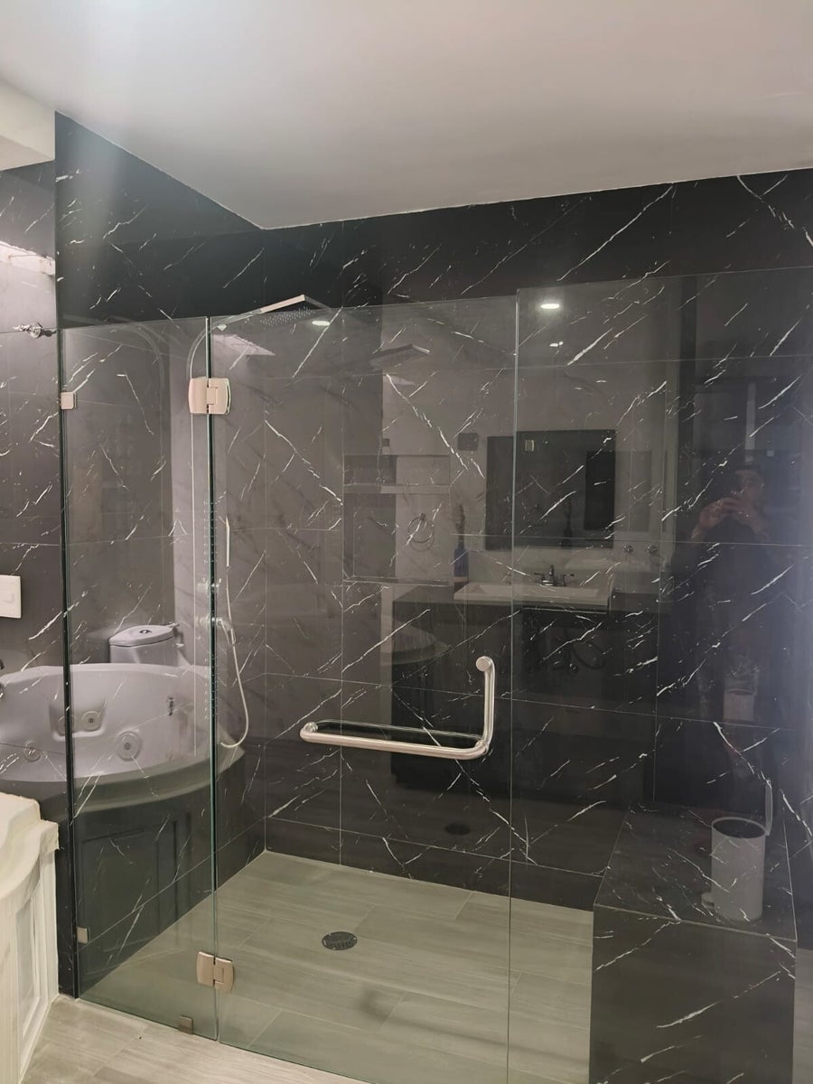 Baño terminado con recubrimientos claros