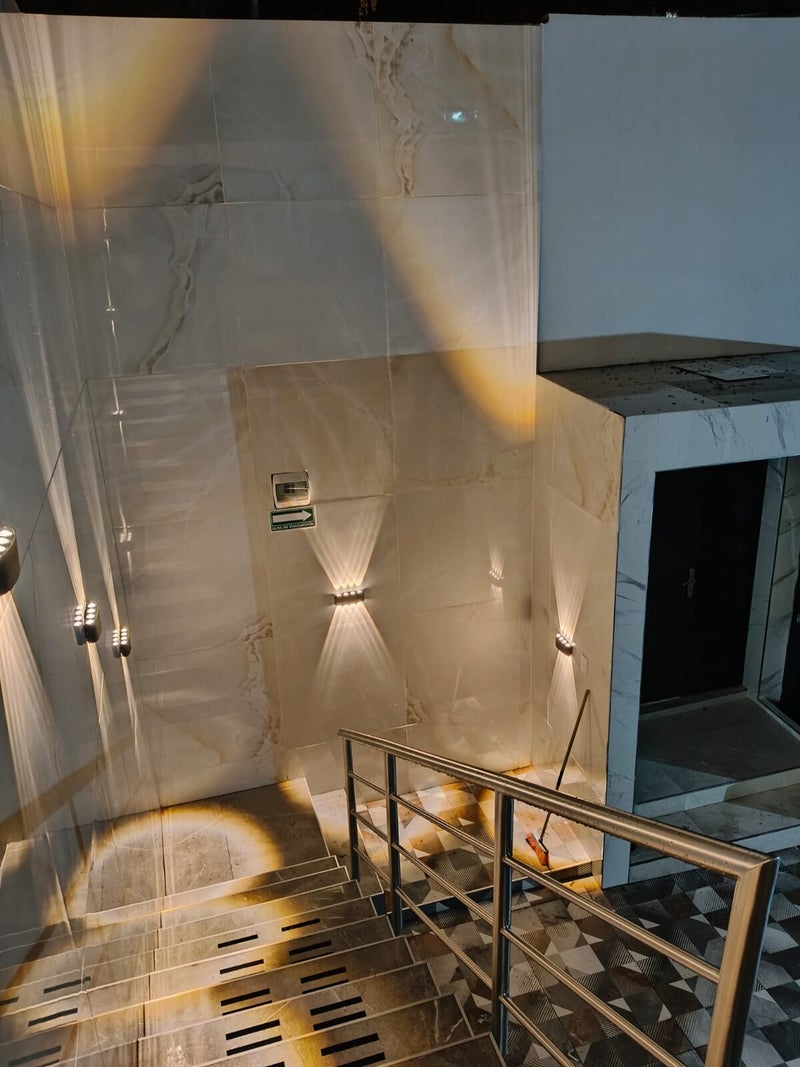 Detalle de escalera con acabados terminados