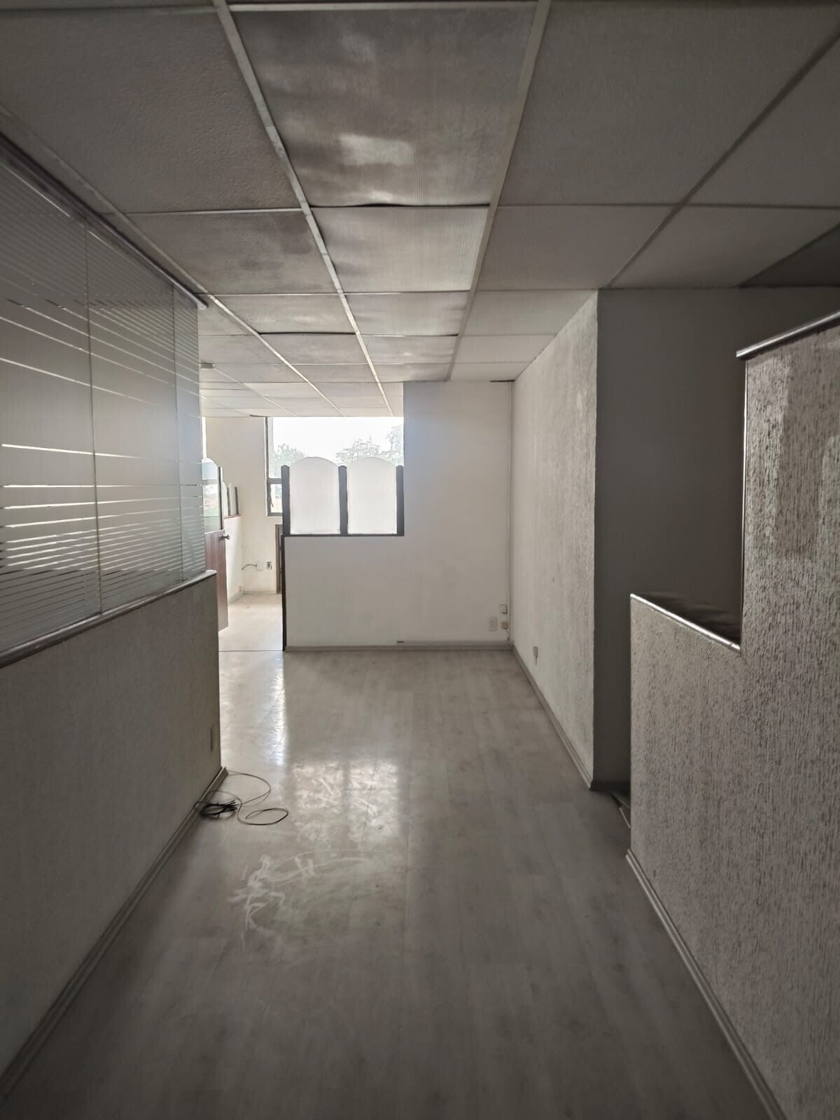 Interior terminado con pisos, muros y plafón