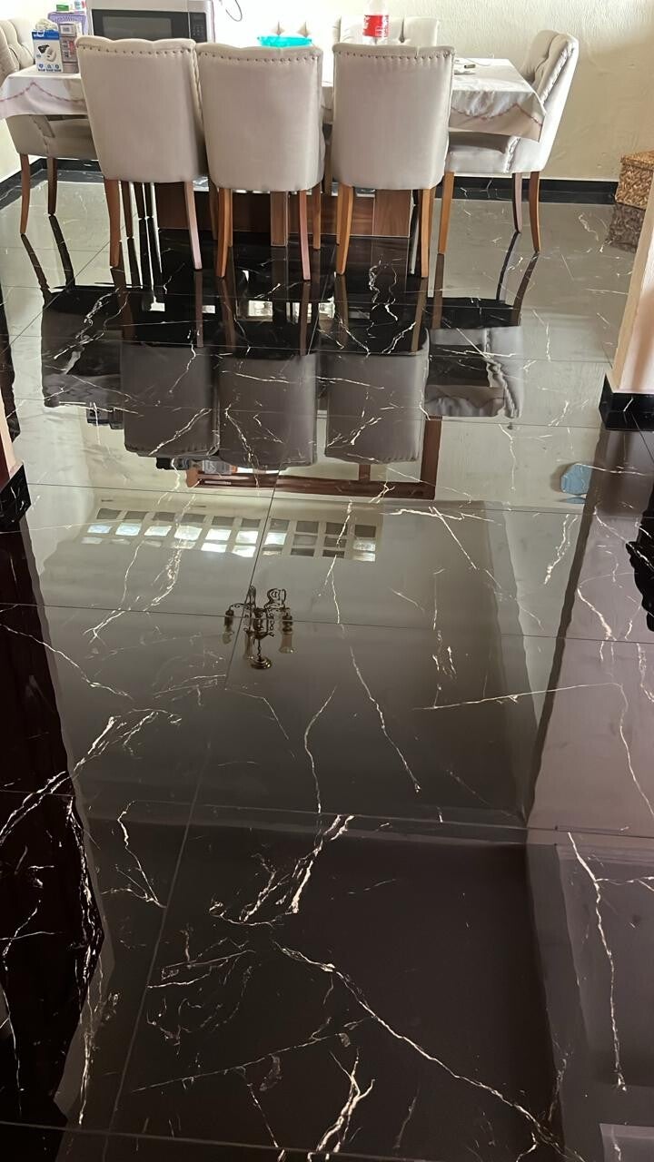 Acabados interiores oscuros de alto brillo
