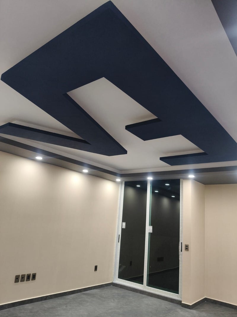 Diseño lineal de plafón con luz puntual