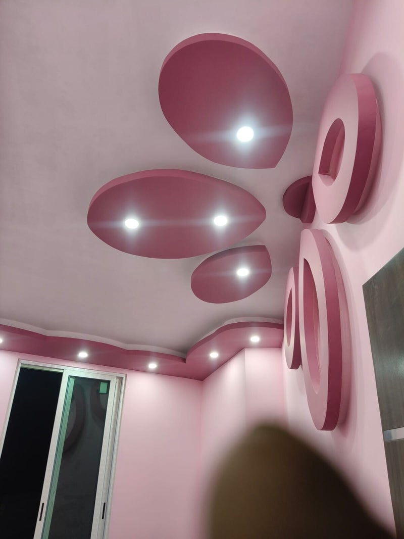 Plafón decorativo con formas curvas e iluminación