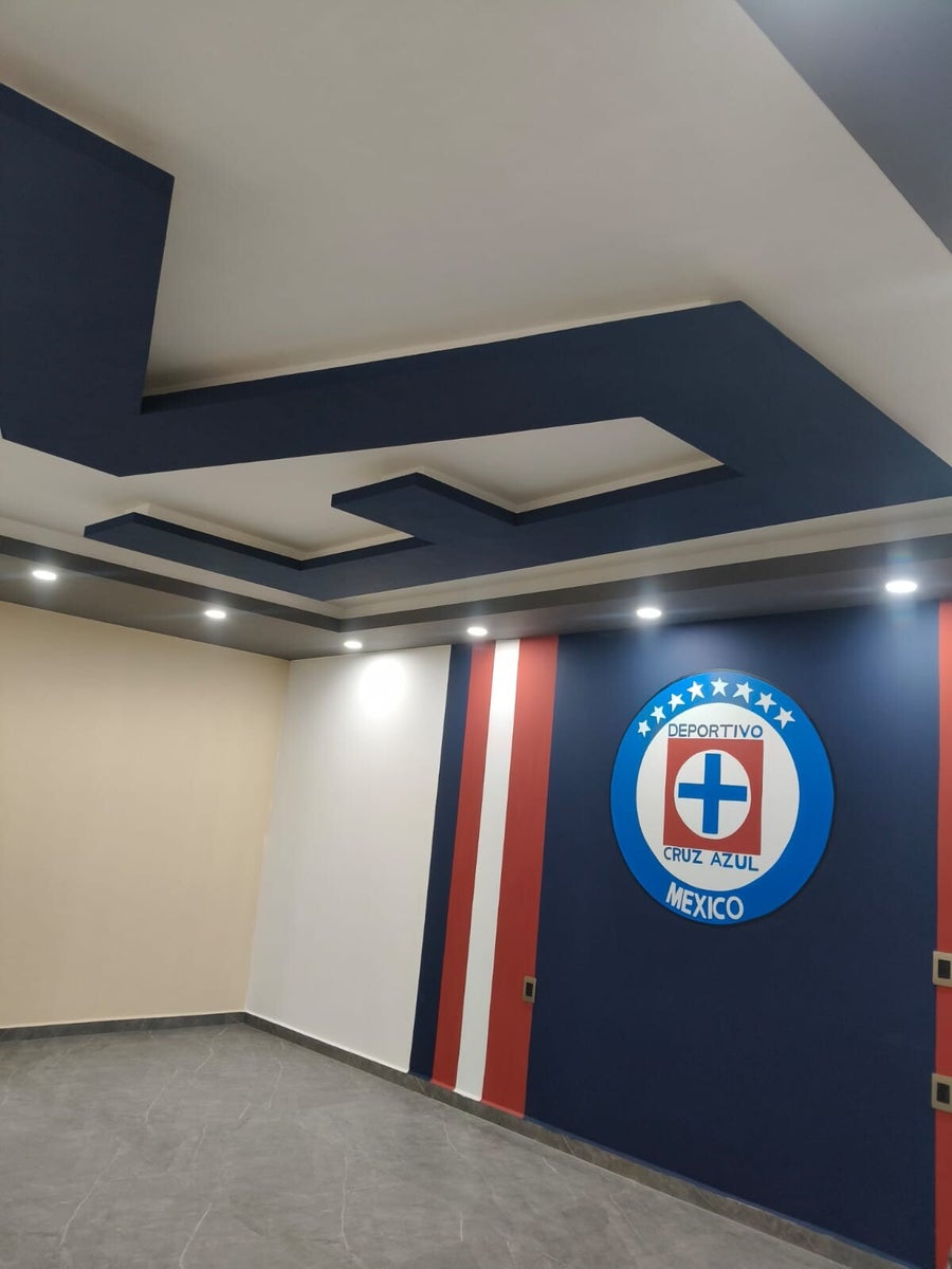 Plafón geométrico con iluminación integrada