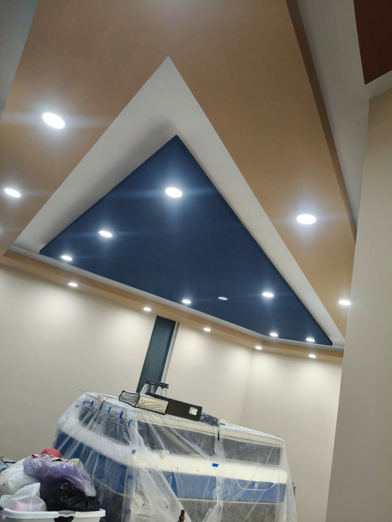 Plafón terminado con iluminación cálida