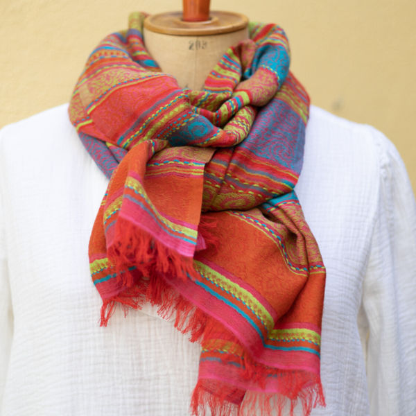 Felgekleurde sjaal