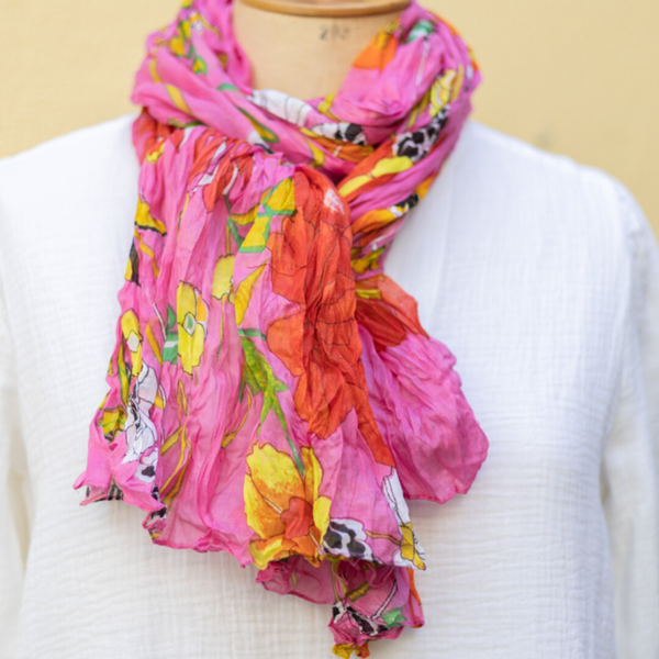 Sjaal fuchia met gestyleerde bloemen