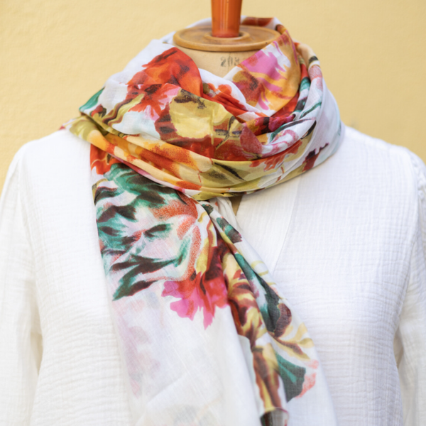 Sjaal wit met groot bloemmotief