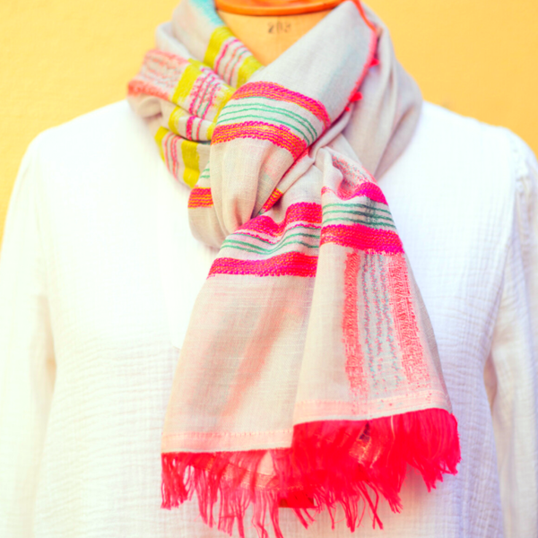 Sjaal wit met felle strepen