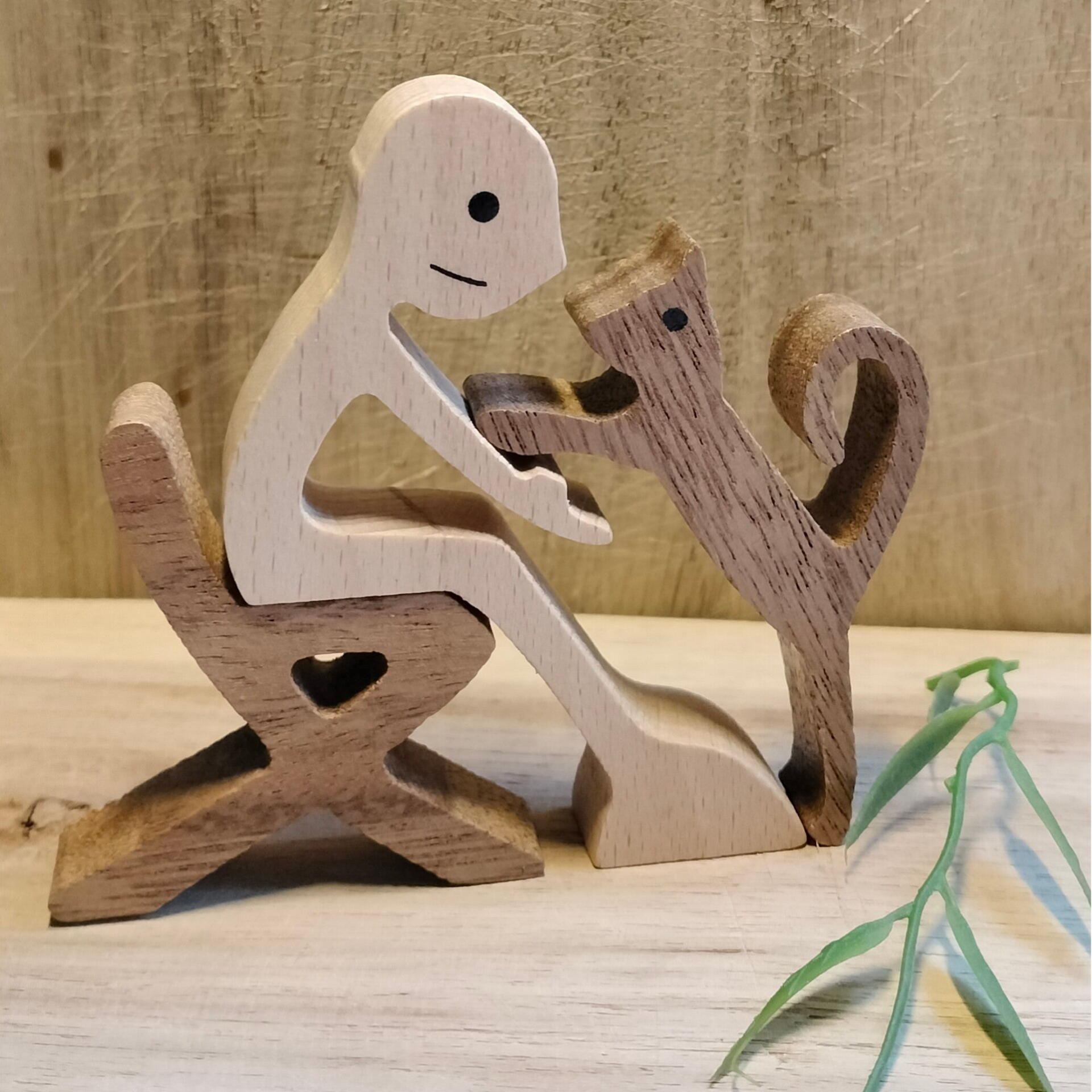 Houten beeldje Jongen met kat