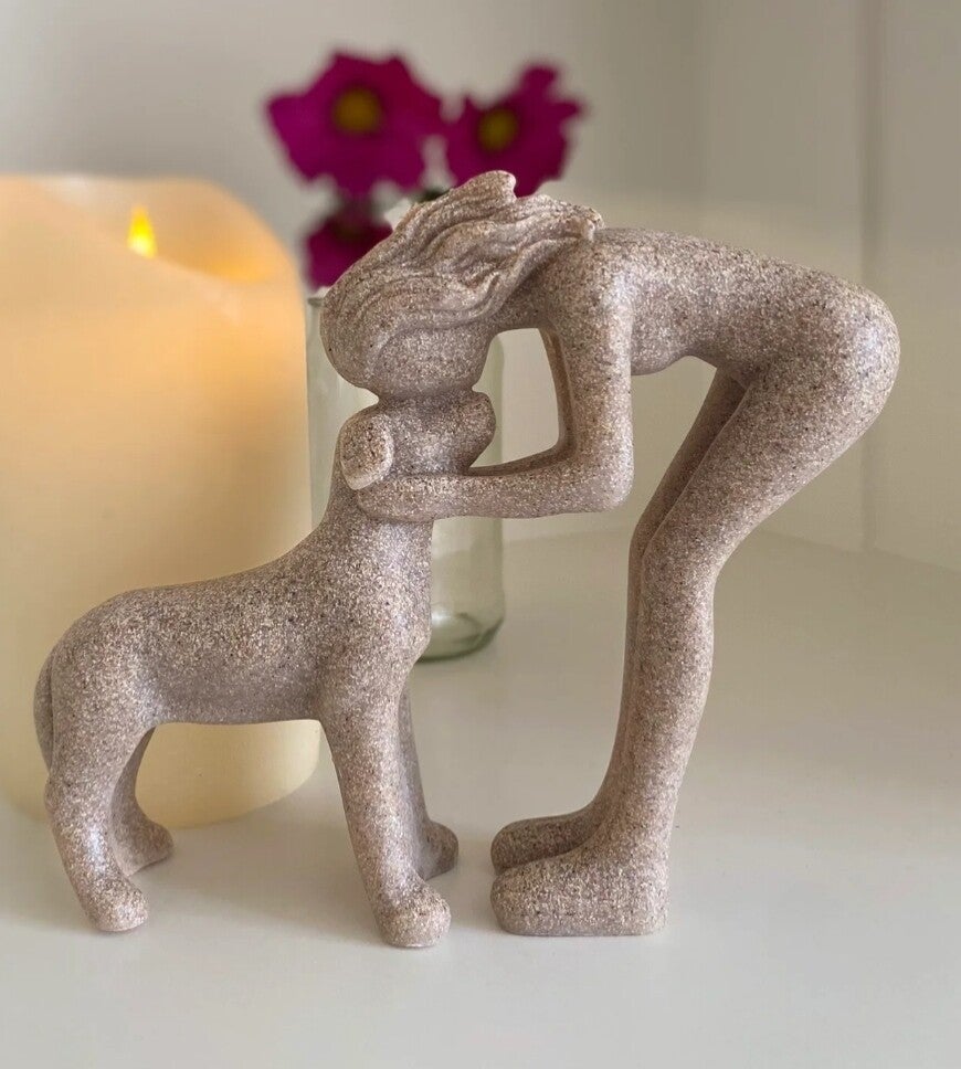 Beeldje vrouw met hond