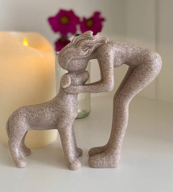 Beeldje vrouw met hond
