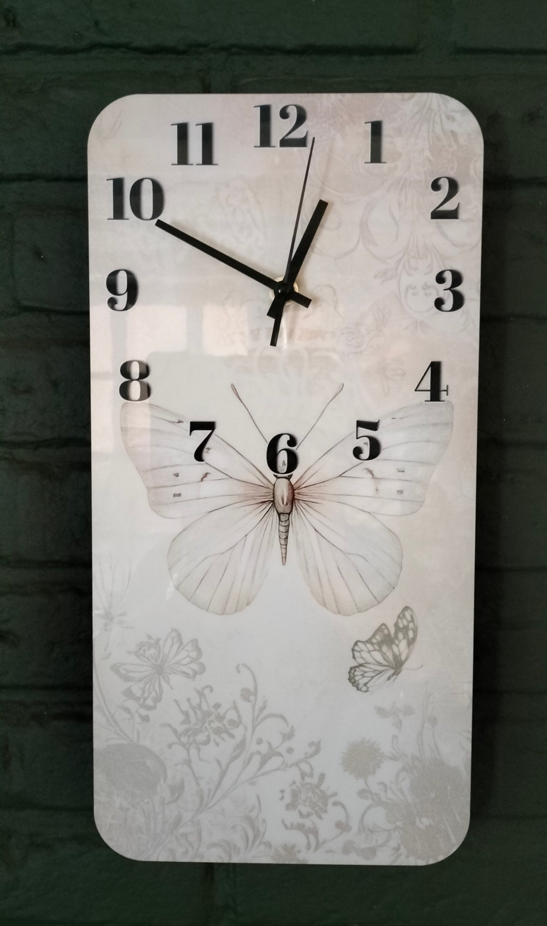 Wandklok met witte vlinder