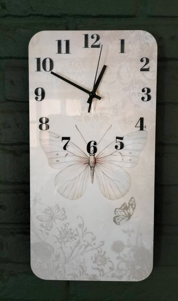 Wandklok met witte vlinder