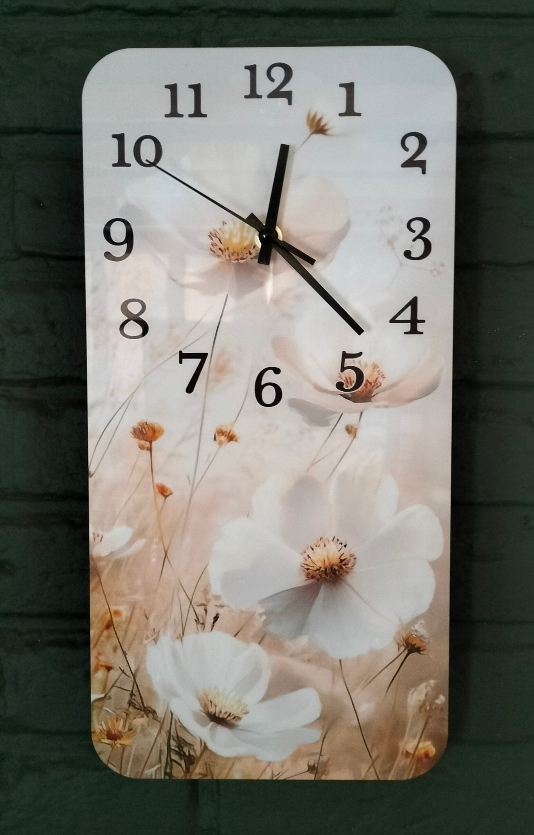 Wandklok met witte klaproos